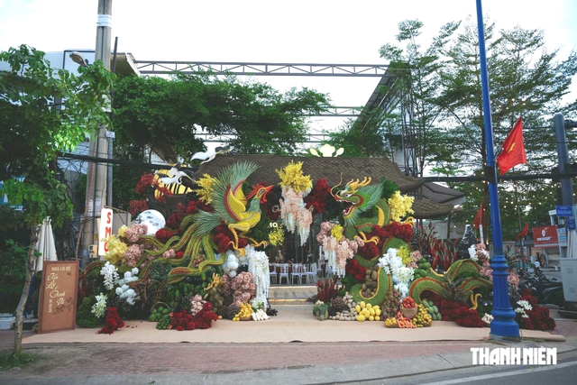 Cổng cưới Long Phụng bằng nửa tấn trái cây ở ‘phố nhà giàu Thảo Điền’ gây sốt- Ảnh 1.