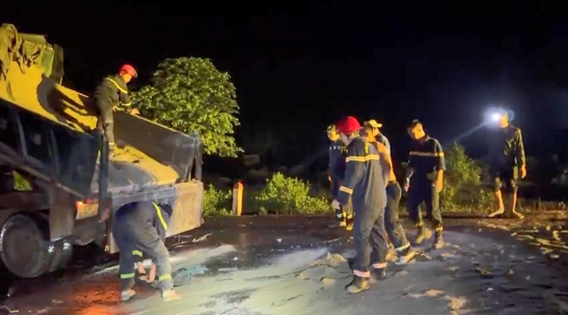 Tai nạn 2 xe đầu kéo khiến 1 người tử vong, xe khách lật gần hiện trường - Ảnh 3.