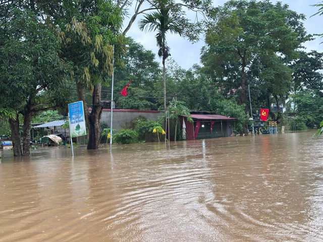 Lũ lên nhanh, đề nghị 3 tỉnh triển khai hộ đê, chủ động sơ tán dân - Ảnh 1.