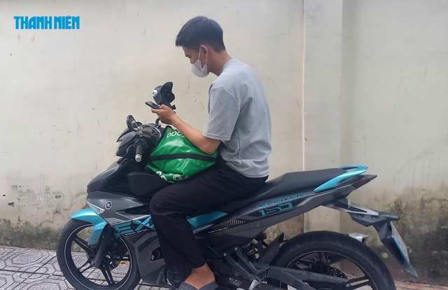 Ngồi xe nhiều giờ, lưng và mắt của tài xế xe công nghệ ra sao? - Ảnh 1.