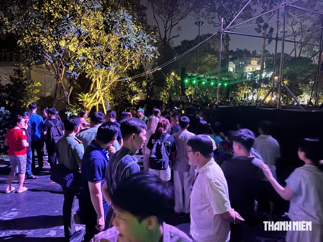 Khán giả ngồi xe lăn đến xem 'Nghĩa tình Phương Nam - Cùng con đi tiếp cuộc đời' - Ảnh 1.