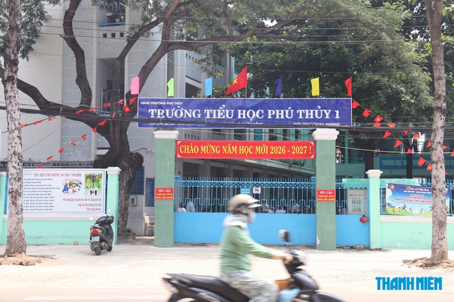 Mục sở thị bữa trưa 30.000 đồng của học sinh trường tiểu học Phú Thủy 1 - Ảnh 1.