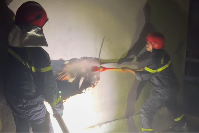 Ch&aacute;y nh&agrave; ở TP.HCM l&uacute;c rạng s&aacute;ng: Leo m&aacute;i nh&agrave; để tho&aacute;t th&acirc;n - Ảnh 2.