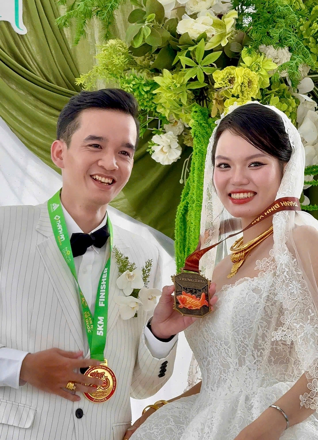 C&ocirc; d&acirc;u ch&uacute; rể trao huy chương chạy bộ trong ng&agrave;y cưới - Ảnh 1.