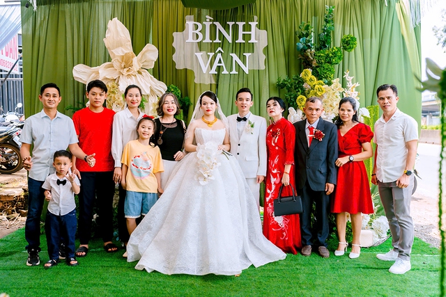 C&ocirc; d&acirc;u ch&uacute; rể trao huy chương chạy bộ trong ng&agrave;y cưới - Ảnh 2.