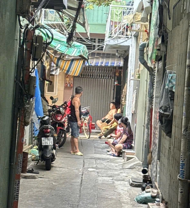 Cháy nhà ở TP.HCM lúc rạng sáng: 2 người tử vong, 5 người cấp cứu- Ảnh 1.