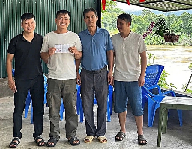 Chủ quán cà phê dũng cảm lao xuống sông cứu cụ bà bị lũ cuốn - Ảnh 1.