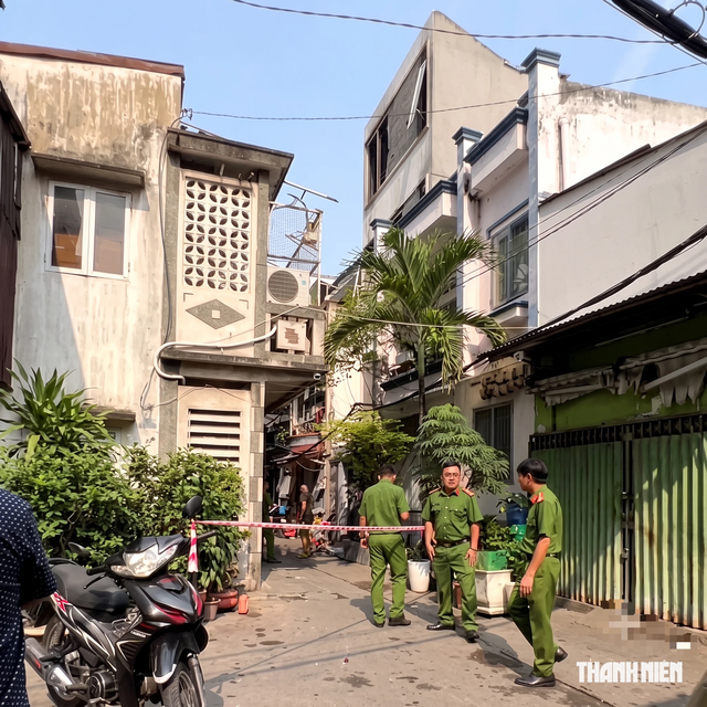 Ch&aacute;y nh&agrave; ở TP.HCM l&uacute;c rạng s&aacute;ng: Leo m&aacute;i nh&agrave; để tho&aacute;t th&acirc;n - Ảnh 1.