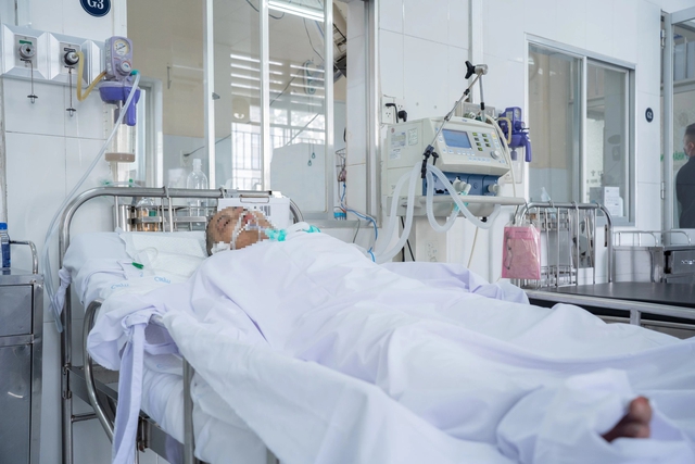 Vụ ch&aacute;y nh&agrave; ở TP.HCM: Chuyển 5 người bị bỏng đến 2 bệnh viện - Ảnh 3.