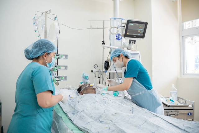 Vụ ch&aacute;y nh&agrave; ở TP.HCM: Chuyển 5 người bị bỏng đến 2 bệnh viện - Ảnh 2.