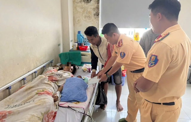 Cảnh s&aacute;t giao th&ocirc;ng hỗ trợ 35 triệu đồng cho thai phụ 38 tuần gặp tai nạn - Ảnh 1.