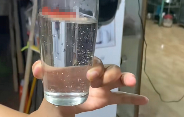 Thấy mảnh li ti trong nước bình thủy: Bác sĩ lý giải nguyên nhân, cách xử trí - Ảnh 1.