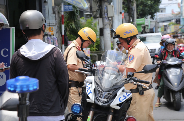 Hơn 7.500 học sinh sinh viên TP.HCM vi phạm giao thông trong 8 tháng - Ảnh 1.