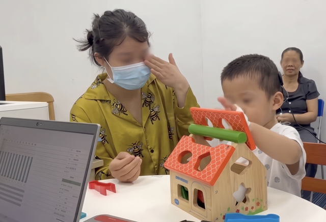 Lần đầu Việt Nam cấy điện cực thính giác thân não cho trẻ điếc bẩm sinh- Ảnh 2.