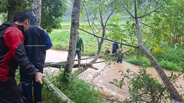 Chung tay vượt nước lũ đưa tiễn người đ&atilde; khuất - Ảnh 2.