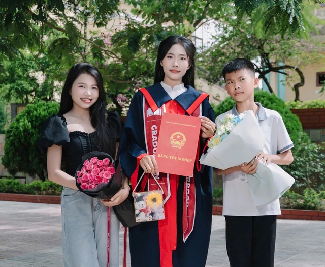 MC xinh đẹp bị banner đổ sập nằm bất động trên sân: Cô ấy sao rồi? - Ảnh 4.