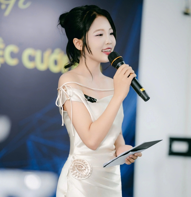 MC xinh đẹp bị banner đổ sập nằm bất động trên sân: Cô ấy sao rồi? - Ảnh 3.