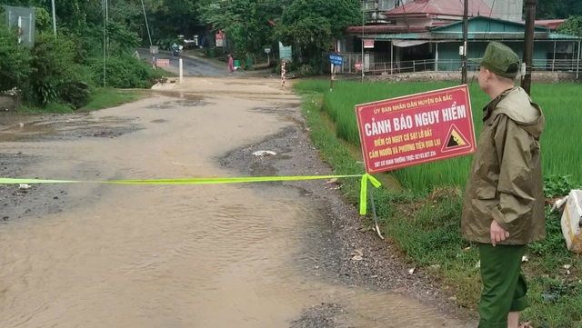 Sạt lở đất ở Ph&uacute; Thọ, 3 người thiệt mạng - Ảnh 1.