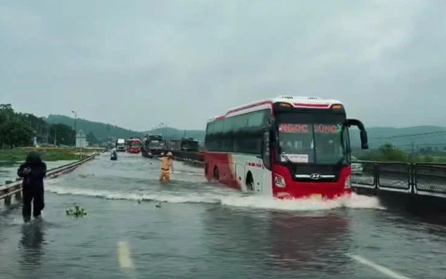 Thanh Hóa: Quốc lộ 1A có nơi ngập sâu 0,7 m - Ảnh 1.
