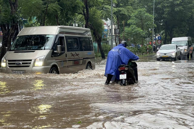 Sáng nay, người Hà Nội chật vật di chuyển trong mưa lớn và ngập sâu - Ảnh 5.