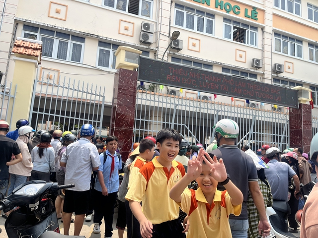 Suất ăn bán trú, thịt gà còn đỏ, UBND phường báo cáo, chỉ đạo gì? - Ảnh 2.