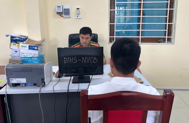 Cán bộ công an 'nổ quan hệ' để lừa tiền 'chạy án, xin việc' - Ảnh 1.