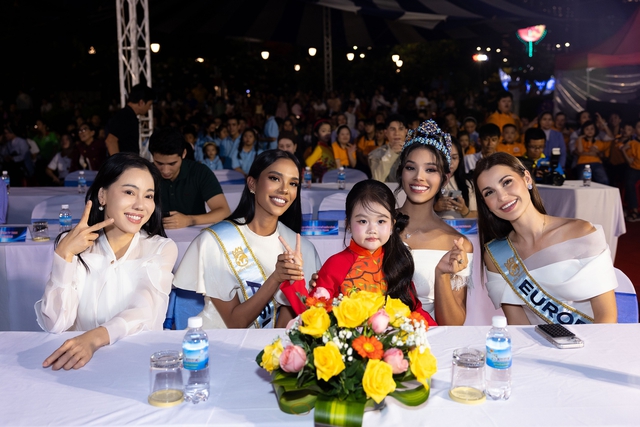 Tân Hoa hậu Thế giới Joheirry Mola đón Trung thu sớm tại Khánh Hòa - Ảnh 5.
