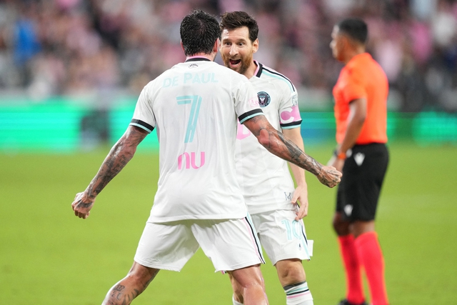 Messi bay người đ&aacute;nh đầu cực đỉnh, Inter Miami v&ocirc; địch Campeones Cup - Ảnh 1.