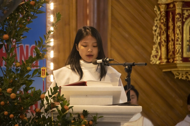 MC xinh đẹp bị banner đổ sập nằm bất động trên sân: Cô ấy sao rồi? - Ảnh 5.