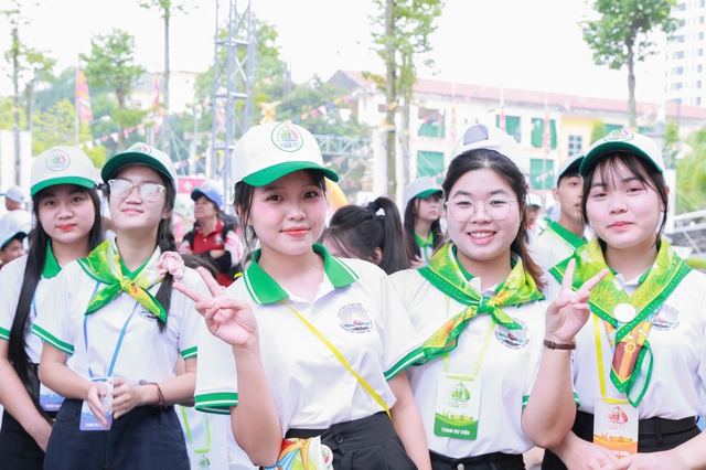 MC xinh đẹp bị banner đổ sập nằm bất động trên sân: Cô ấy sao rồi? - Ảnh 6.