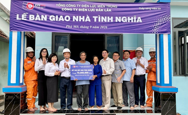 PC Đắk Lắk bàn giao 4 nhà tình nghĩa từ nguồn đóng góp của người lao động - Ảnh 1.