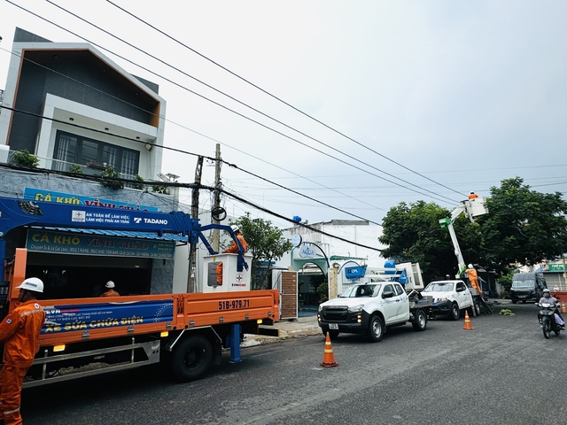 Ng&agrave;nh điện TP.HCM trực chiến 24/24 v&agrave; thực hiện '4 tại chỗ' ứng ph&oacute; m&ugrave;a mưa b&atilde;o- Ảnh 5.