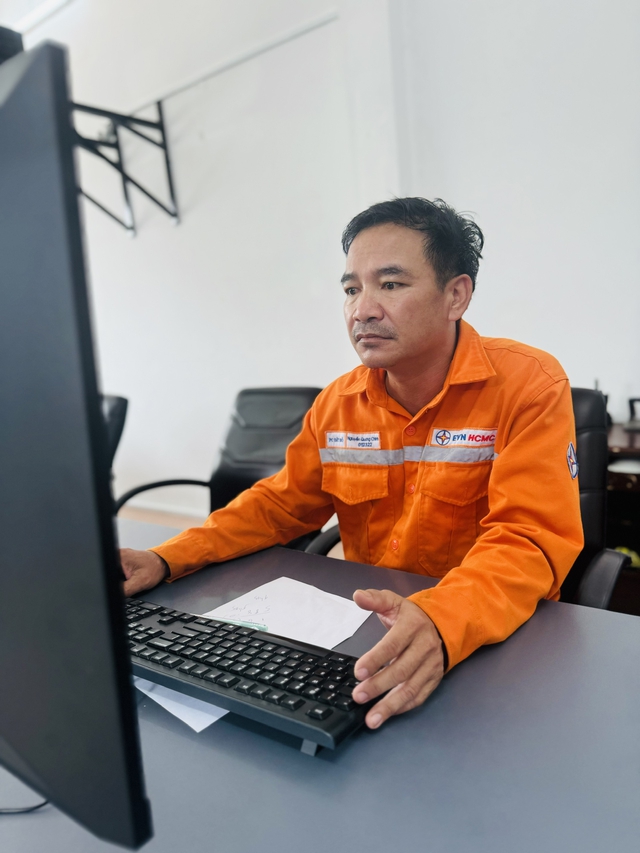 Ng&agrave;nh điện TP.HCM trực chiến 24/24 v&agrave; thực hiện '4 tại chỗ' ứng ph&oacute; m&ugrave;a mưa b&atilde;o- Ảnh 2.