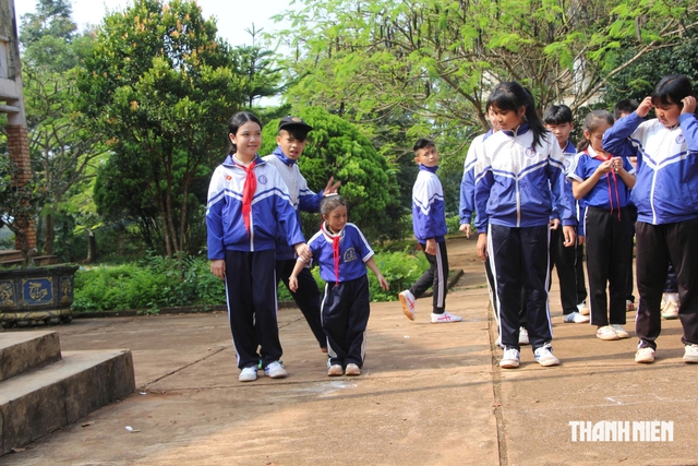 Cô học trò đặc biệt ở Kon Gang - Ảnh 1.