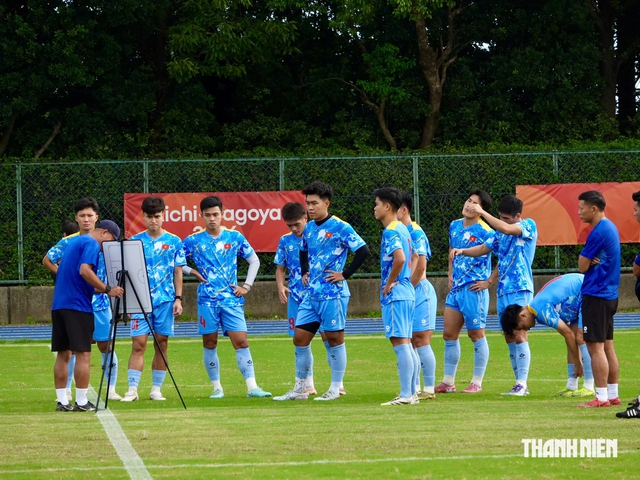 U.23 Việt Nam tập chiến thuật đặc biệt, chống &lsquo;vũ kh&iacute;&rsquo; n&eacute;m bi&ecirc;n cực kỳ lợi hại của U.23 Philippines- Ảnh 9.