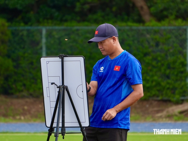 U.23 Việt Nam tập chiến thuật đặc biệt, chống &lsquo;vũ kh&iacute;&rsquo; n&eacute;m bi&ecirc;n cực kỳ lợi hại của U.23 Philippines- Ảnh 15.
