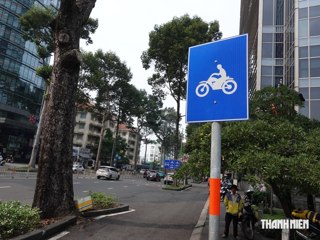 Gặp làn đường xe máy có dải phân cách, ô tô tấp vào đón khách thế nào? - Ảnh 3.