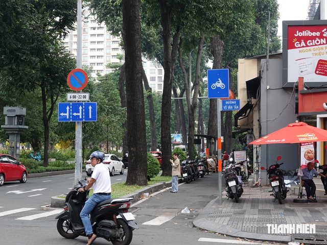 Gặp làn đường xe máy có dải phân cách, ô tô tấp vào đón khách thế nào? - Ảnh 4.