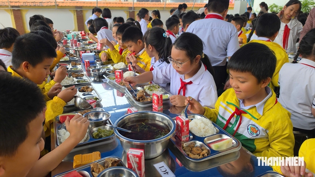 Bếp ăn bán trú Trường tiểu học Trưng Vương thay đổi sau sự cố thực phẩm bẩn - Ảnh 6.