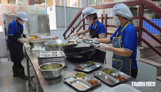 Bếp ăn bán trú Trường tiểu học Trưng Vương thay đổi sau sự cố thực phẩm bẩn - Ảnh 8.