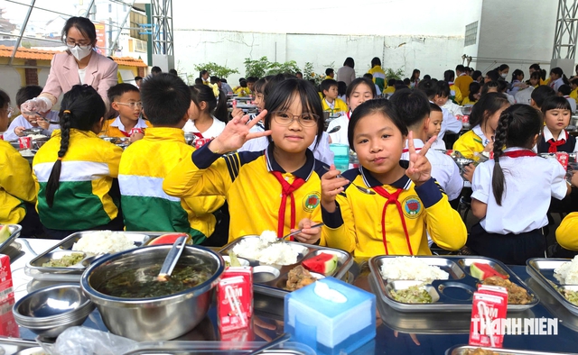 Bếp ăn bán trú Trường tiểu học Trưng Vương thay đổi sau sự cố thực phẩm bẩn - Ảnh 12.