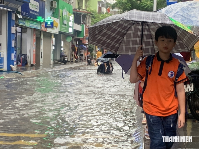 Sở GD-ĐT H&agrave; Nội giao c&aacute;c trường chủ động việc dạy học khi thời tiết bất thường - Ảnh 1.