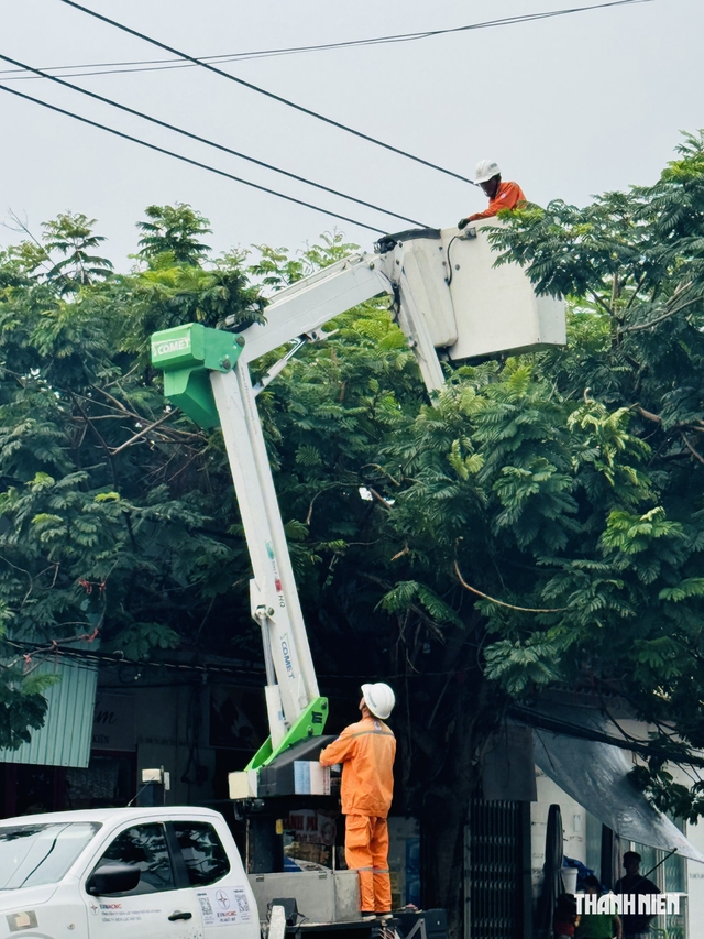 Ng&agrave;nh điện TP.HCM trực chiến 24/24 v&agrave; thực hiện '4 tại chỗ' ứng ph&oacute; m&ugrave;a mưa b&atilde;o- Ảnh 4.