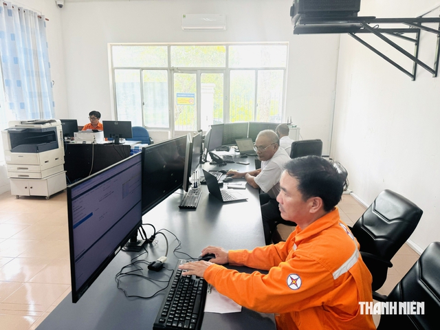 Ng&agrave;nh điện TP.HCM trực chiến 24/24 v&agrave; thực hiện '4 tại chỗ' ứng ph&oacute; m&ugrave;a mưa b&atilde;o- Ảnh 1.