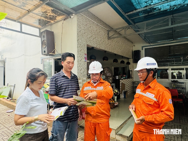 Ng&agrave;nh điện TP.HCM trực chiến 24/24 v&agrave; thực hiện '4 tại chỗ' ứng ph&oacute; m&ugrave;a mưa b&atilde;o- Ảnh 3.
