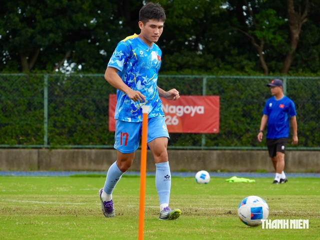 U.23 Việt Nam tập chiến thuật đặc biệt, chống &lsquo;vũ kh&iacute;&rsquo; n&eacute;m bi&ecirc;n cực kỳ lợi hại của U.23 Philippines- Ảnh 7.