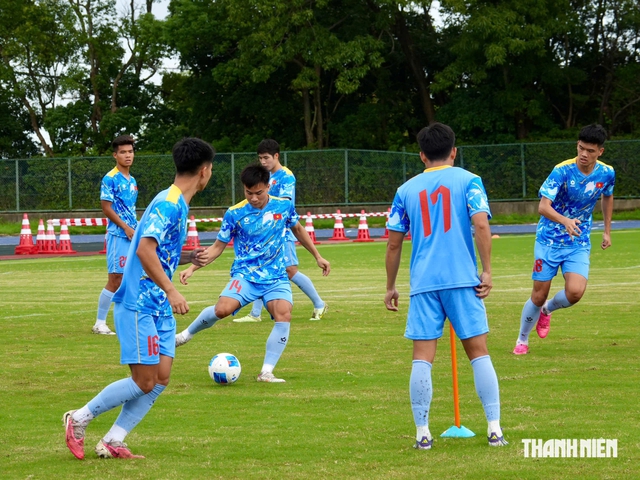 U.23 Việt Nam tập chiến thuật đặc biệt, chống &lsquo;vũ kh&iacute;&rsquo; n&eacute;m bi&ecirc;n cực kỳ lợi hại của U.23 Philippines- Ảnh 13.