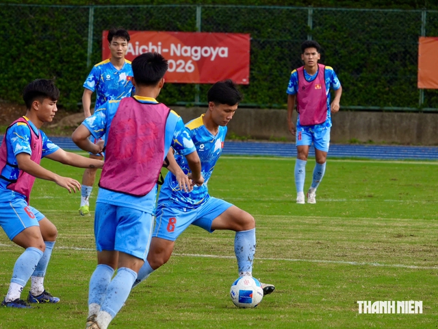 U.23 Việt Nam tập chiến thuật đặc biệt, chống &lsquo;vũ kh&iacute;&rsquo; n&eacute;m bi&ecirc;n cực kỳ lợi hại của U.23 Philippines- Ảnh 6.