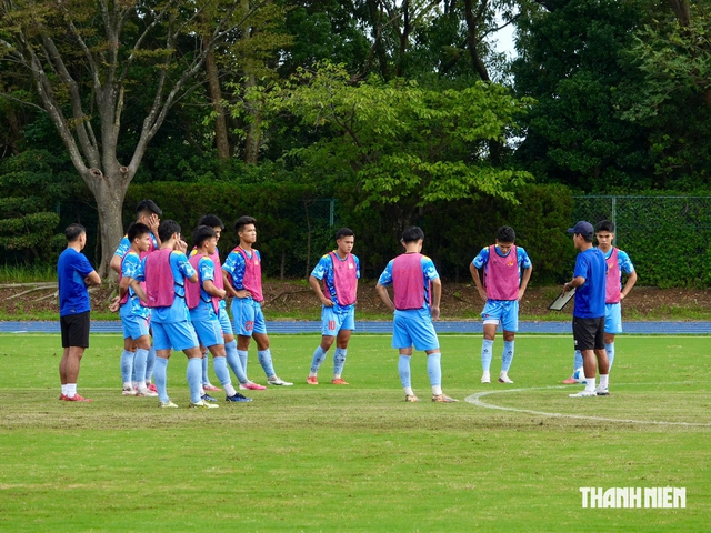 U.23 Việt Nam tập chiến thuật đặc biệt, chống &lsquo;vũ kh&iacute;&rsquo; n&eacute;m bi&ecirc;n cực kỳ lợi hại của U.23 Philippines- Ảnh 11.