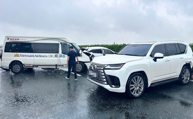 Xe Lexus chặn đường xe kh&aacute;c g&acirc;y tai nạn: T&agrave;i xế c&oacute; thể bị phạt h&igrave;nh sự  - Ảnh 2.